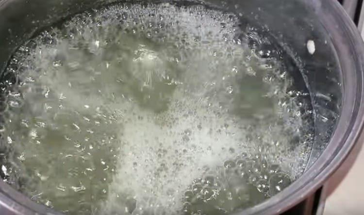 Escorreu l’aigua de les llaunes i porteu-la a ebullició.