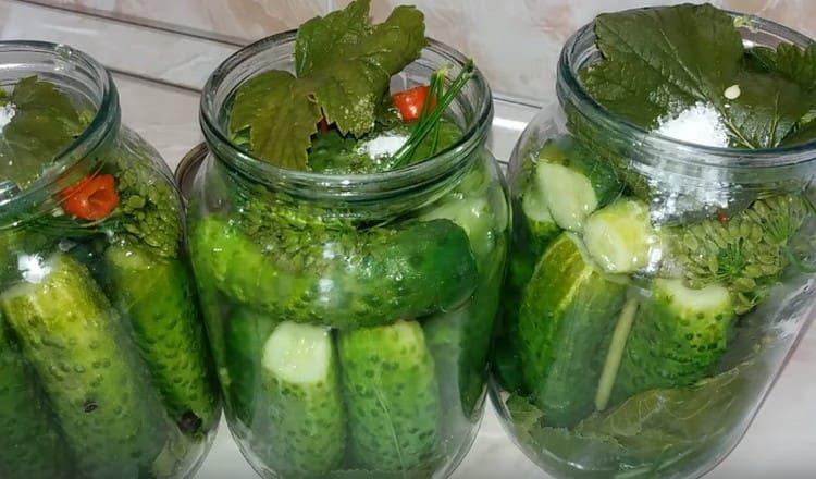 Afegiu àcid cítric a cada gerro.