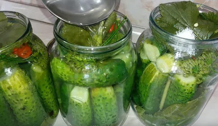 Aboqueu les llaunes amb adob al coll mateix.