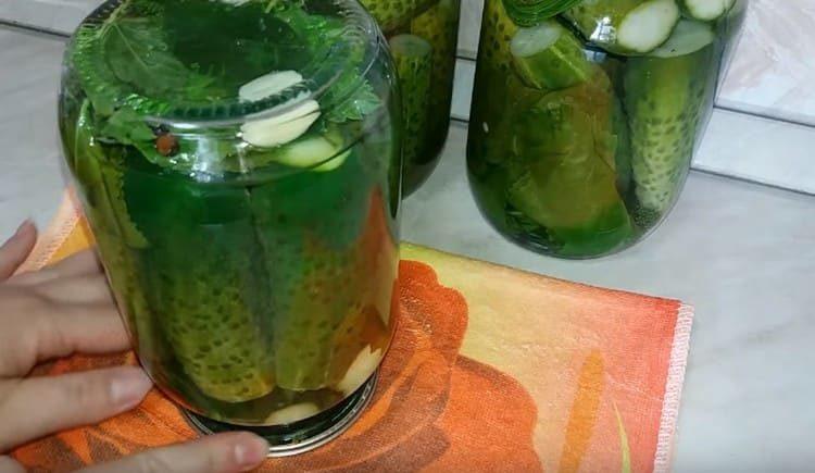 Poseu les llaunes cap per avall.