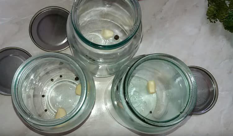 A cada gerro posem grans de pebre i all.