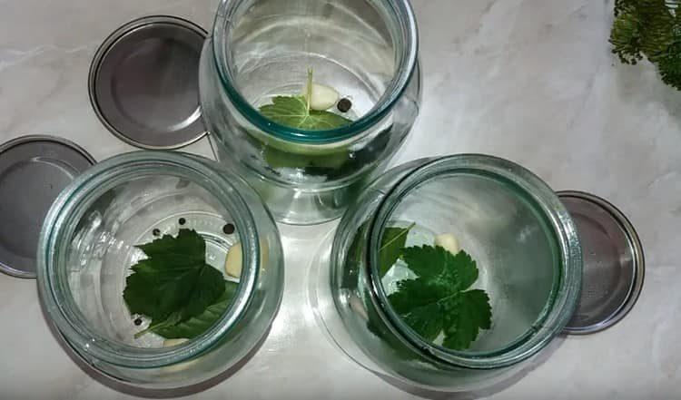 Afegiu les fulles de la cirera i la grosella.