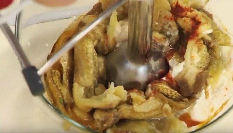 Шлайфаме продуктите с ръчен пасатор.