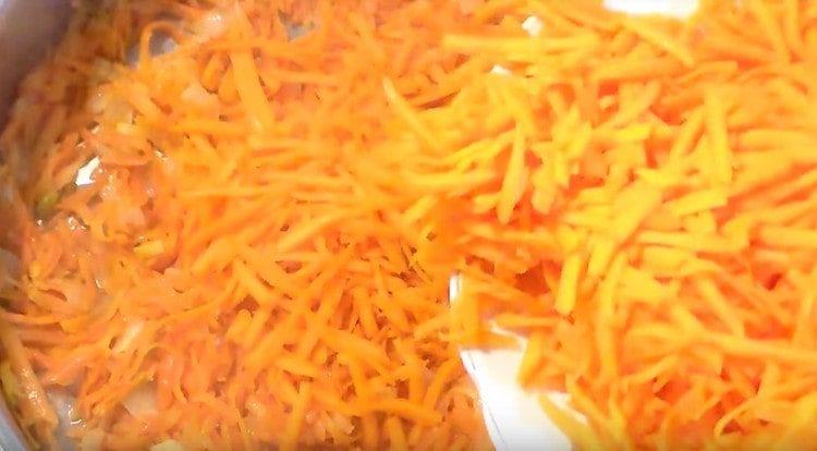 Adăugați dovleacul în tigaie.