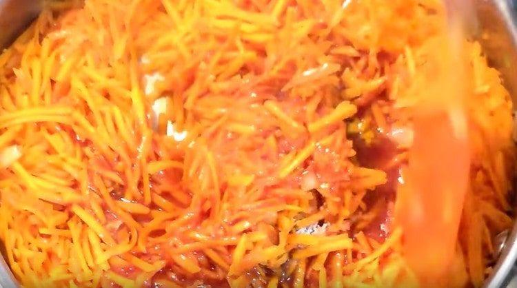 Adăugați pasta de roșii, condimente.