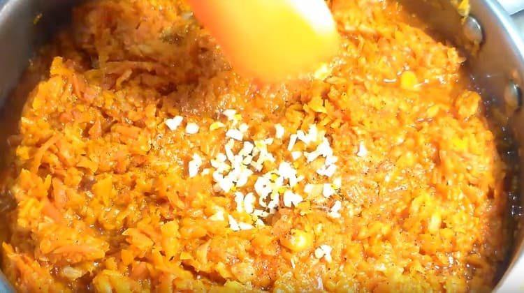 Sare, piper conținutul tigaiei, se adaugă usturoiul.