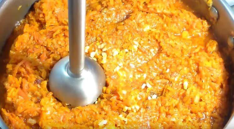 Se macină masa vegetală cu un blender.