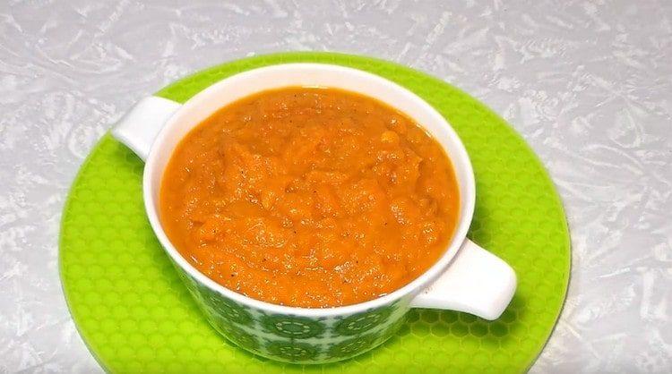 Caviarul de dovleac delicios este gata.