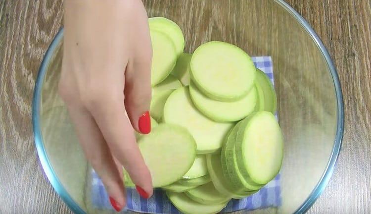 mettez les courgettes dans un bol, salez, poivrez.