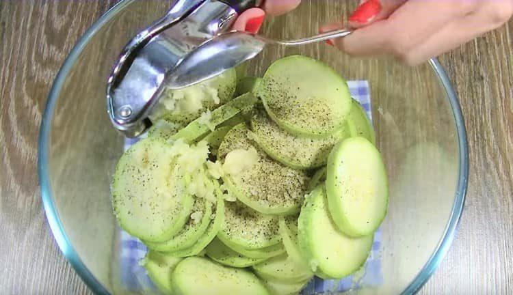 Presser l'ail sur la courgette, mélanger.