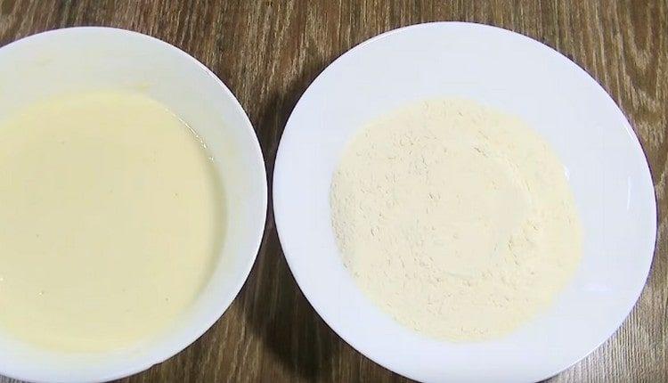 Séparément, tamiser un peu de farine dans un bol.