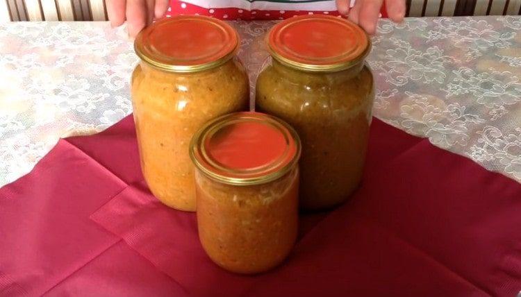 Atât de delicioasă poți pregăti dovlecelul cu pastă de roșii pentru iarnă.