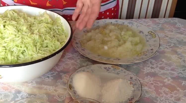 Se toaca ceapa si pana se ingroasa.