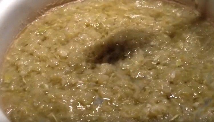 puneți ceapa cu dovlecelul într-o cratiță și mai fierbeți.