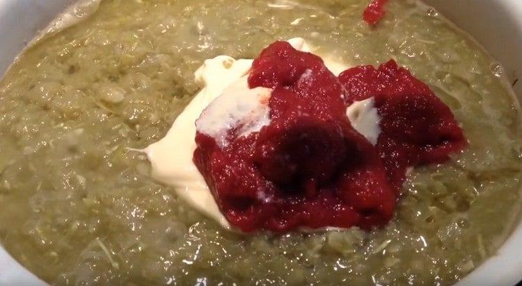 Adăugați ulei vegetal, maioneză, pastă de roșii în legume.