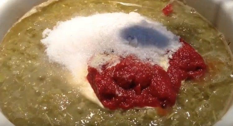 Adăugați zahărul și sarea.