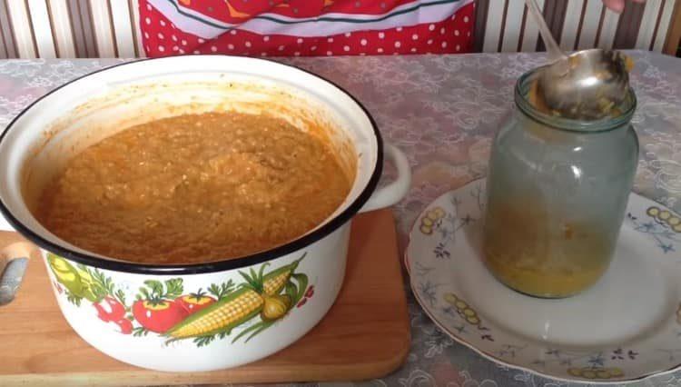 Umpleți borcanele sterilizate cu caviar și rotiți.