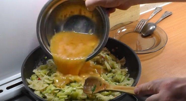 Häll fatet med äggtalare.