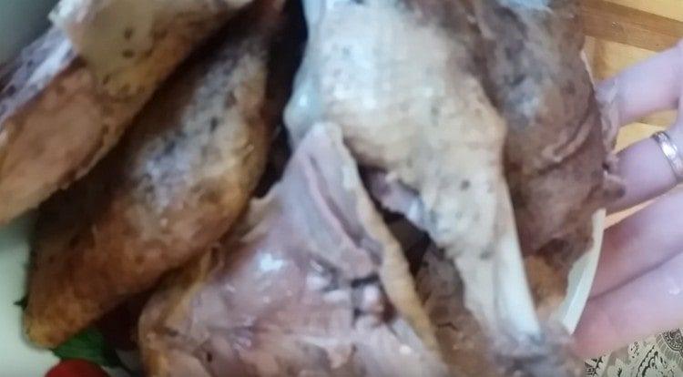 Adskil kødet fra knoglerne.