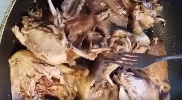 Stek kødet, indtil det er gyldenbrunt.