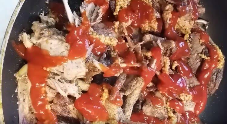 Tilsæt salt, peber, basilikum, ketchup, sennep og hvidløg efter smag.