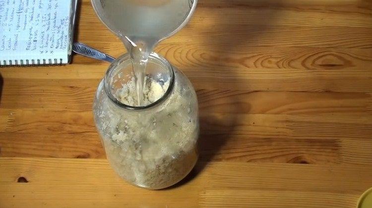 Adăugați saramura rezultată la hrean.