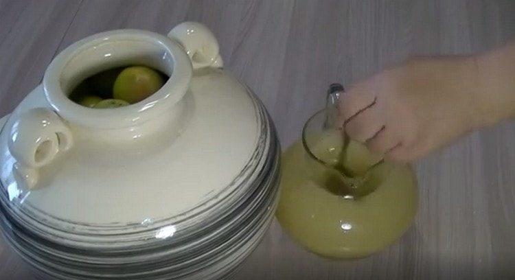 Mezclar bien la salmuera.