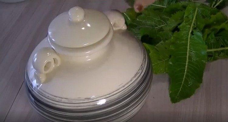 Cubrimos el recipiente con tomates con tapa y los dejamos en un lugar fresco para hacer kvas.