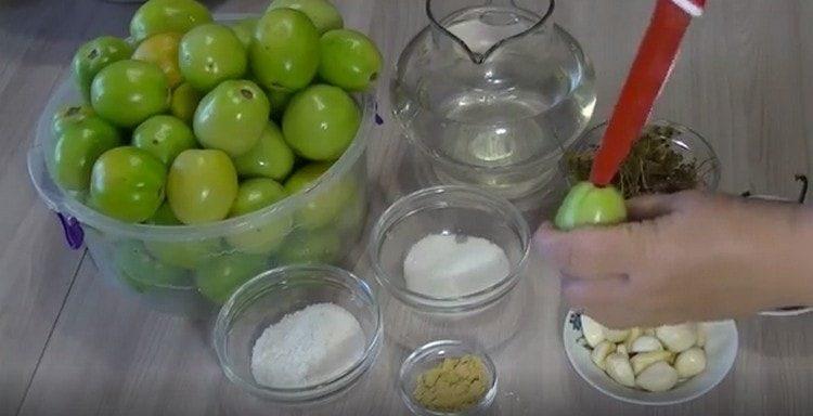 En cada tomate hacemos una incisión poco profunda.