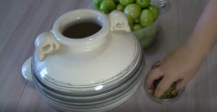 Agregue pimiento picante y paraguas de eneldo.