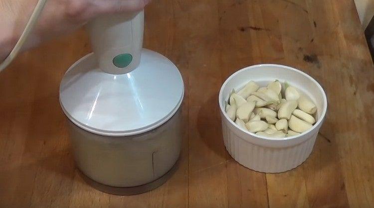 Смелете джинджифил и чесън с пасатор.