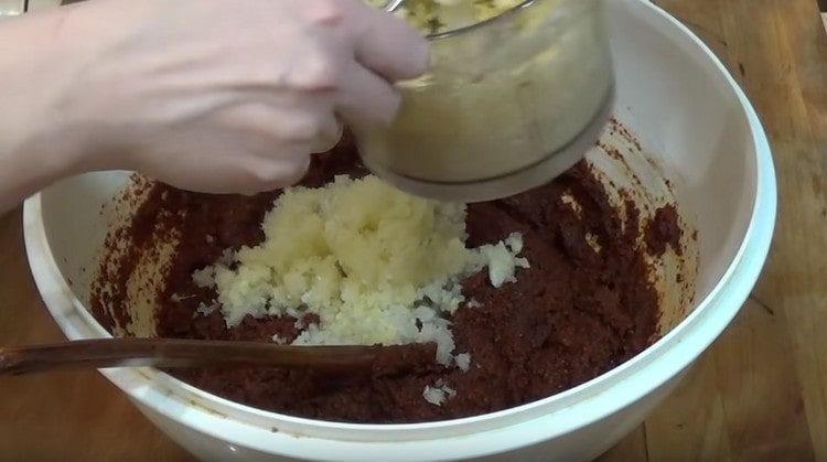 Добавете джинджифил и чесън към лютия сос.