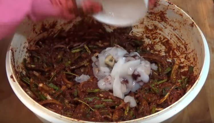 поставете морски дарове в остра паста.