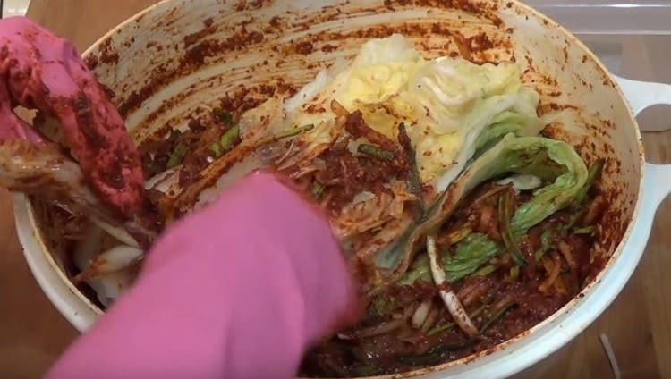 Ние покриваме с получената маса всеки лист пекинско зеле.