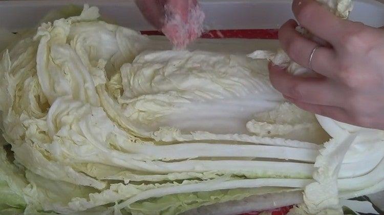 Поръсете всяко листно зеле със сол.