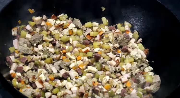 Ajoutez les ingrédients de la viande et mélangez le tout.