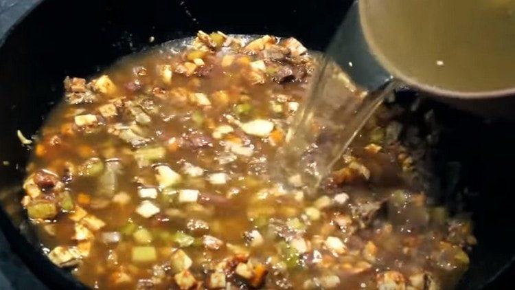 Ajouter les côtelettes et le bouillon dans lequel ils ont été cuits à la mélodie.