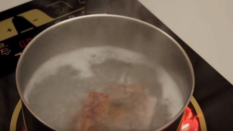 faire bouillir les côtes fumées.