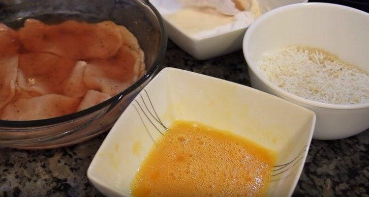 също ни трябва бито яйце.