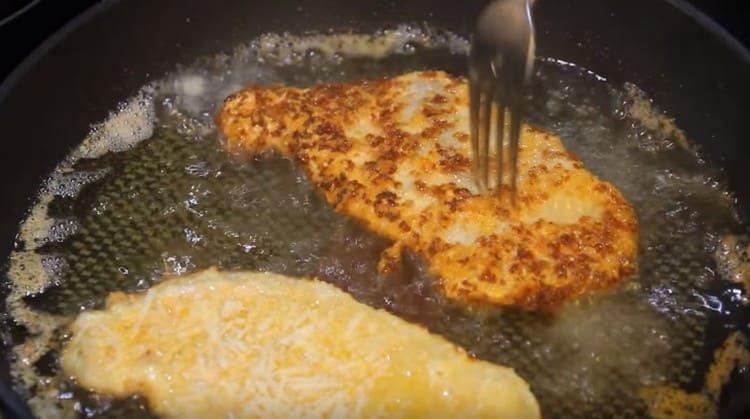 Запържете котлетите от двете страни.