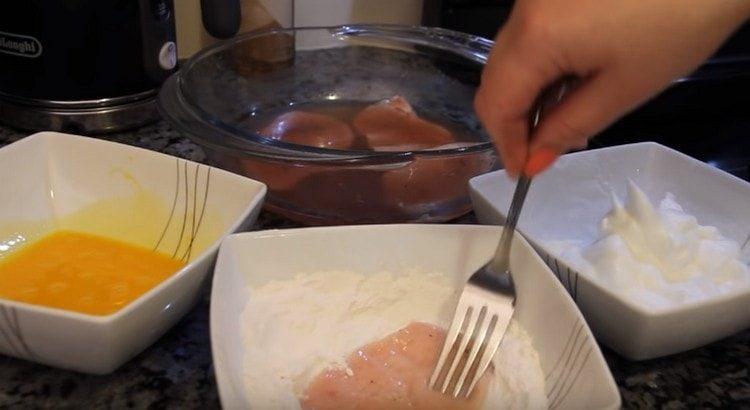 Отделно разбийте жълтъците и катериците.