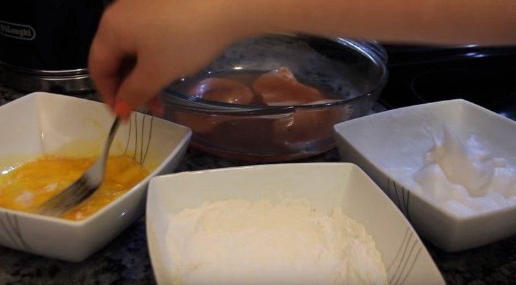 Първо нарежете месото в брашно, а след това в жълтъците.