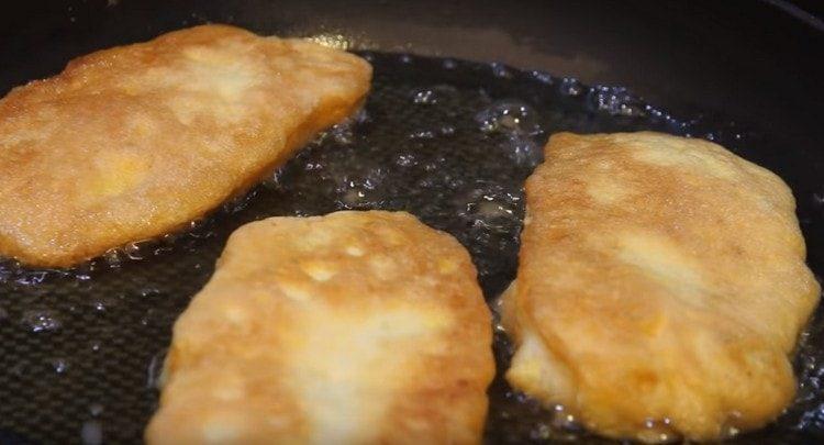 Сега знаете как да направите тесто за свински котлети в тиган.