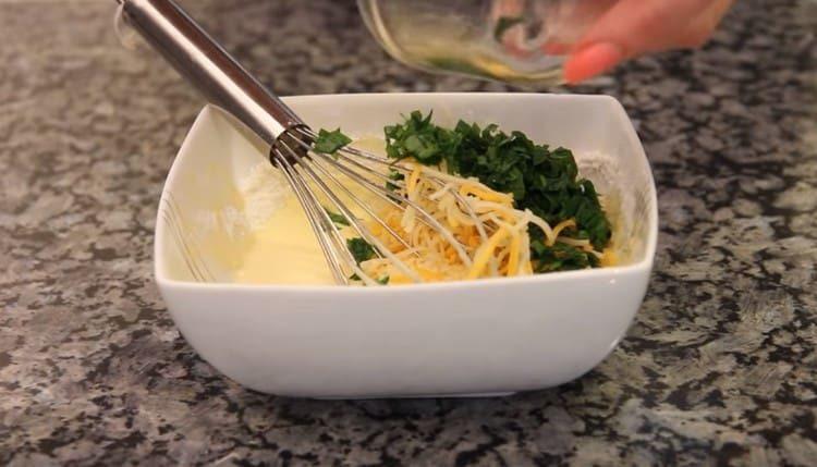 Добавете настърганото сирене и билките.