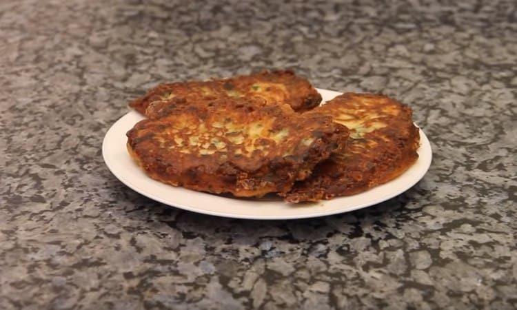 Запържете котлетите от двете страни.