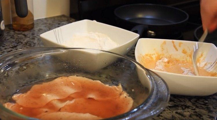 Потопете месото в тесто.