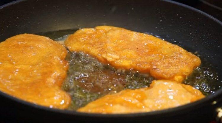 Запържете котлетите в растително масло.