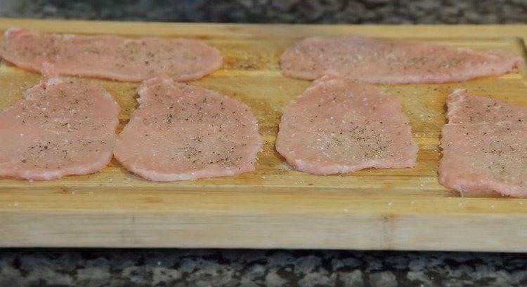 Сол и черен пипер на парчета месо.