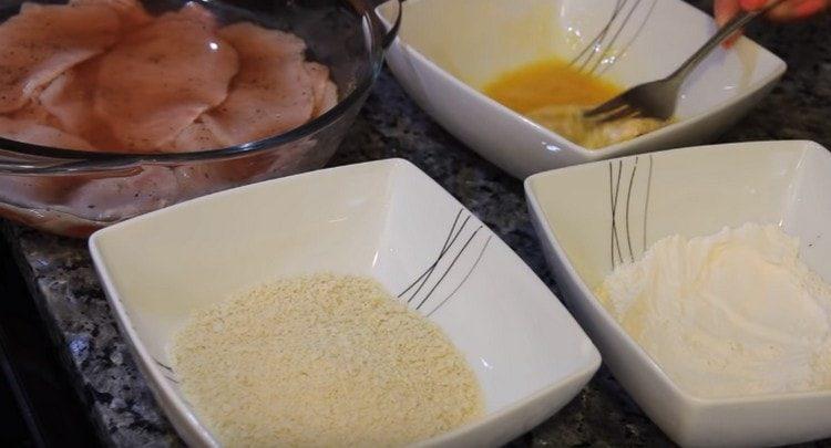 Омесете месото в брашно, а след това в разбито яйце.