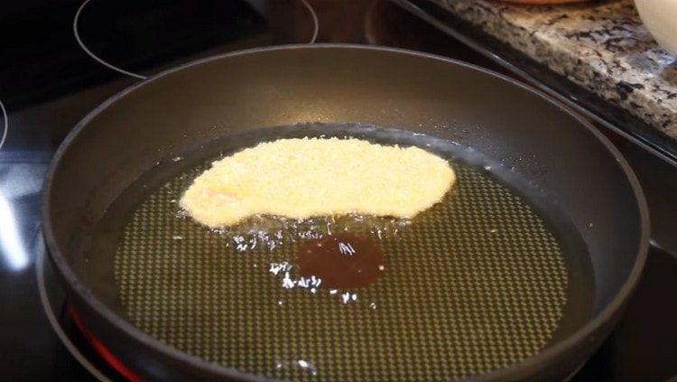 сложете котлета на тигана.